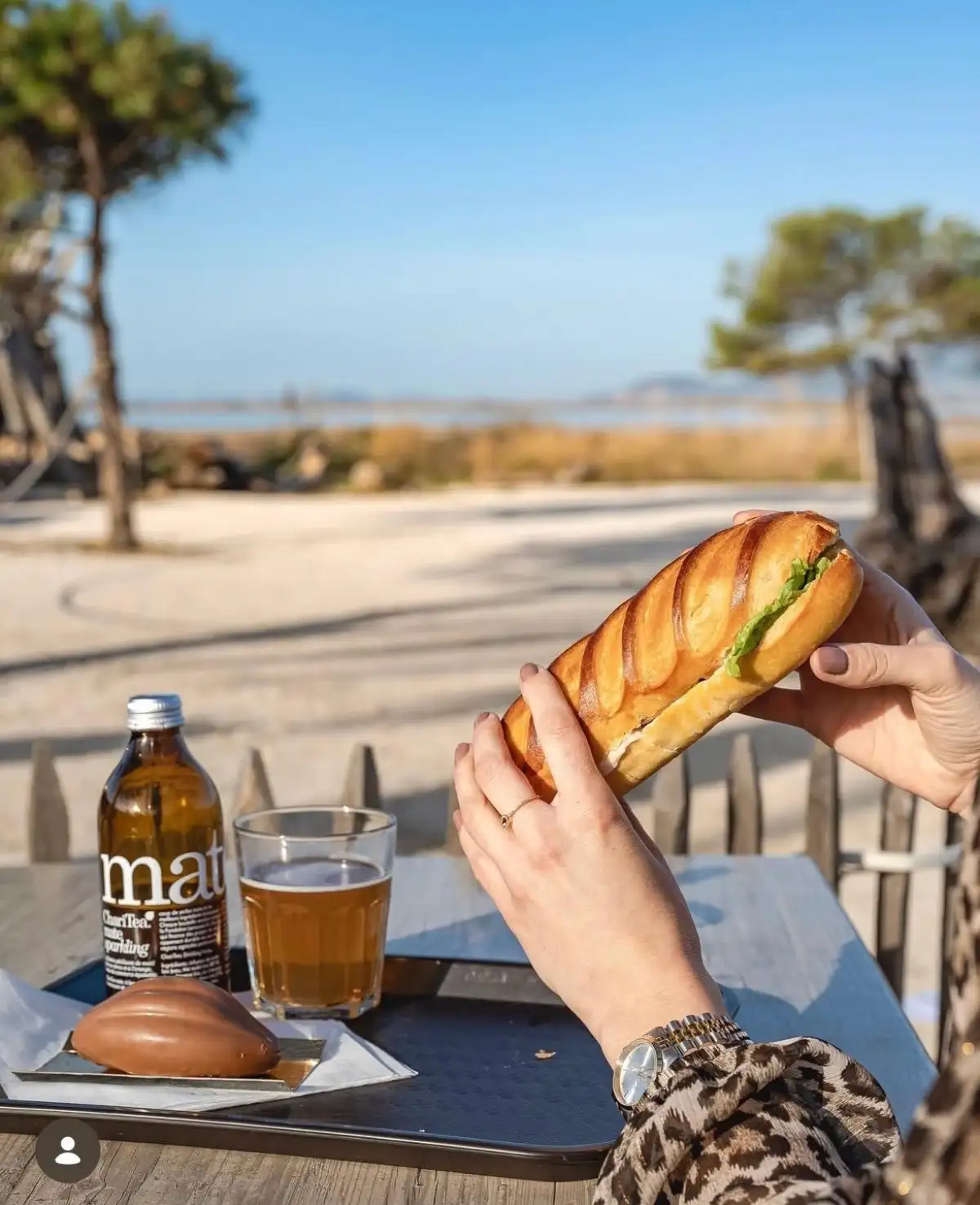 Sandwich et boisson face à la mer